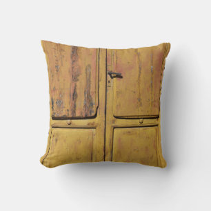 Gesloten bruine houten kast kussen