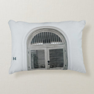 GESLOTEN DRUKDEUR BINNEN ZWARTE LICHTE ZIN ACCENT KUSSEN