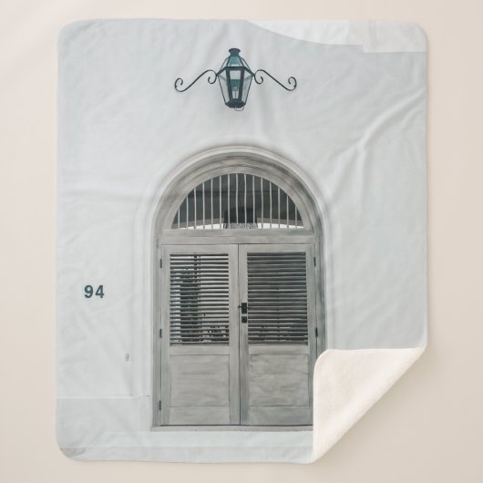 GESLOTEN DRUKDEUR BINNEN ZWARTE LICHTE ZIN SHERPA DEKEN (Voorkant)