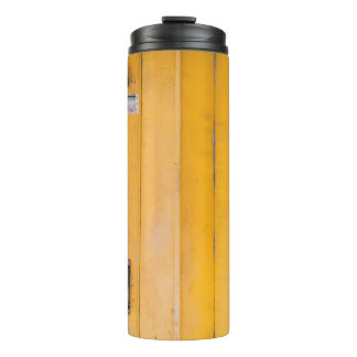 GESLOTEN GEEL HOUTEN DEUR MET PADLOCK THERMOSBEKER