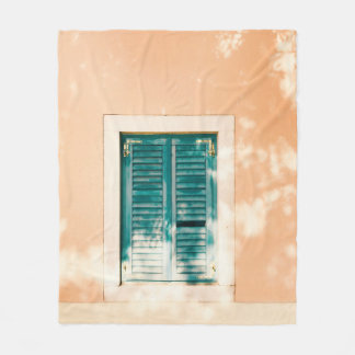 Gesloten groene houten deur fleece deken
