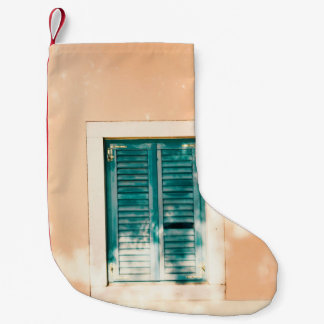 Gesloten groene houten deur kleine kerstsok