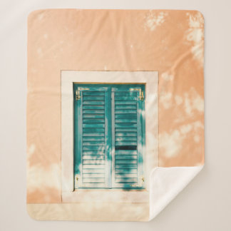 Gesloten groene houten deur sherpa deken