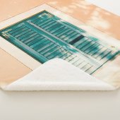 Gesloten groene houten deur sherpa deken (3/4)