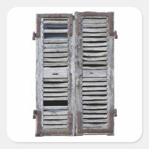 Gesloten raam met oude houten luiken vierkante sticker