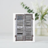 Gesloten venster met oude houten luiken briefkaart (Staand voorkant)