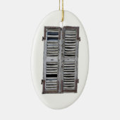 Gesloten venster met oude houten luiken keramisch ornament (Rechts)