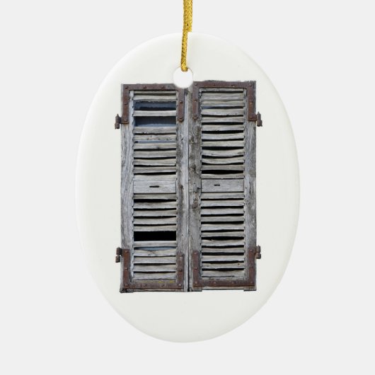 Gesloten venster met oude houten luiken keramisch ornament (Voorkant)