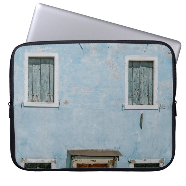 GESLOTEN VENSTERS EN DEUR LAPTOP SLEEVE (Voorkant)