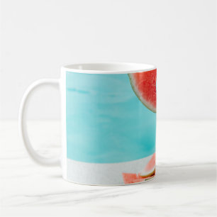Gesloten watermeloen op wit papier koffiemok