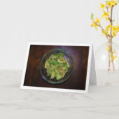 Gesneden avocado fruit in kom kaart (Gele Bloem)