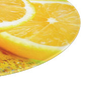 Gesneden citroen en waterdruppels snijplank (Hoek)