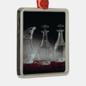 gesneden glazen decanters en jug, c.1840 metalen ornament (Rechts)
