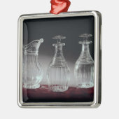 gesneden glazen decanters en jug, c.1840 metalen ornament (Links)