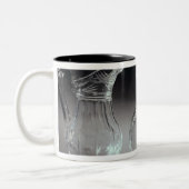 gesneden glazen decanters en jug, c.1840 tweekleurige koffiemok (Links)