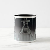 gesneden glazen decanters en jug, c.1840 tweekleurige koffiemok (Center)