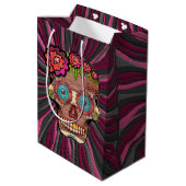 Gesneden-hout-look suikerschedel w / Floral Crown Medium Cadeauzakje (Achterkant Gekanteld)