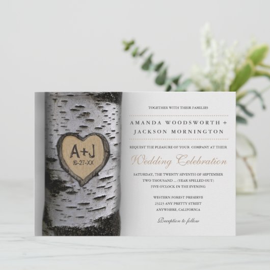 Gesneden Initialen Berkenboom Huwelijksuitnodiging Kaart (Staand voorkant)