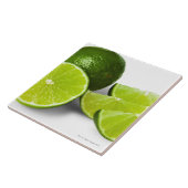 Gesneden limoen wig, op witte achtergrond, uitgesn tegeltje (Zijkant)