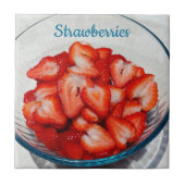 Gesneden rode aardbeien in kom fotografisch grijs tegeltje (Voorkant)