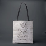 Gesneden Sweethearts Rustieke Berken Hout Maid of  Tote Bag<br><div class="desc">Gesneden Sweethearts rustiek berkenhout met verouderd grijs & off witte berkenboomschors design, en een verdrietige patina verweerde look. Dit herwonnen houtontwerp toont de initialen van het paar uitgehouwen in de hartvorm in de boom. Ook zijn er nare typografie land chique lettertypen, samen met een elegant handschrift script lettertype. Het ontwerp...</div>