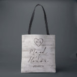 Gesneden Sweethearts Rustieke Berken Hout Maid of  Tote Bag<br><div class="desc">Gesneden Sweethearts rustiek berkenhout met verouderd grijs & off witte berkenboomschors design, en een verdrietige patina verweerde look. Dit herwonnen houtontwerp toont de initialen van het paar uitgehouwen in de hartvorm in de boom. Ook zijn er nare typografie land chique lettertypen, samen met een elegant handschrift script lettertype. Het ontwerp...</div>