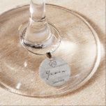 Gesneden Sweethearts rustieke berkenkamer geperson Wijnglashanger<br><div class="desc">Gesneden Sweethearts rustiek berkenhout met verouderd grijs & off witte berkenboomschors design, en een verdrietige patina verweerde look. Dit herwonnen houtontwerp toont de initialen van het paar uitgehouwen in de hartvorm in de boom. Ook zijn er nare typografie land chique lettertypen, samen met een elegant handschrift script lettertype. Het ontwerp...</div>