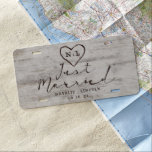 Gesneden Sweethearts rustieke bruiloft net getrouw Nummerplaat<br><div class="desc">Gesneden Sweethearts rustiek berkenhout met verouderd grijs & off witte berkenboomschors design, en een verdrietige patina verweerde look. Dit herwonnen houtontwerp toont de initialen van het paar uitgehouwen in de hartvorm in de boom. Ook zijn er nare typografie land chique lettertypen, samen met een elegant handschrift script lettertype. Het ontwerp...</div>