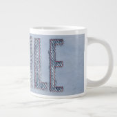 gespannen glimlach in denim grote koffiekop (Rechts)