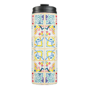 Gespantserde achtergrond met oosterse ornamenten.  thermosbeker