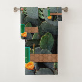 Gespecialiseerde Oranje monogram Prickly Pear Cact Bad Handdoek (Insitu)