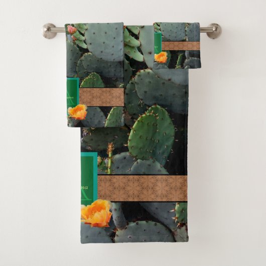Gespecialiseerde Oranje monogram Prickly Pear Cact Bad Handdoek (Insitu)