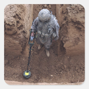 Gespecialiseerde zoekopdrachten naar een wapencach vierkante sticker