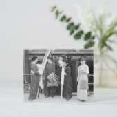 Gespirited Suffragettes, 1914 Briefkaart (Staand voorkant)