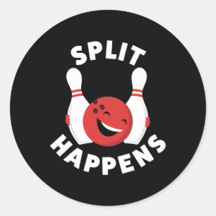 Gesplitst gebeurt grappig Shirt voor mannen en vro Ronde Sticker
