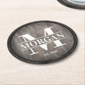 Gesplitste monogram familienaam Rustic Dark Wooden Ronde Kartonnen Onderzetter (Gebogen)
