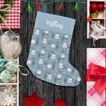 Gesponnen-perfect gezellig monogram Schattige wint Kleine Kerstsok<br><div class="desc">Vier de magie van de winter met onze betoverende Monogrammed Kerstmis ontwerp versierd met charmante katten gekleed voor het seizoen! 🐱❄️ Deze prachtige stijl vangt de essentie van besneeuwde wonderlandavonturen met zijn schattige kattenpersonages allemaal gebundeld in hun winterkleding. Maak het uniek van jou of verras een geliefde door hun initialen...</div>