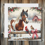Gespot Pinto Paard en Kardinalen Gepersonaliseerd<br><div class="desc">Gepersonaliseerde boerderij thema kerstkaart met een  bruin en wit gevlekt paard met een man en vrouw kardinaal op het hek met een rustieke schuur op de achtergrond van een besneeuwde winterdag waterverf ai art.</div>