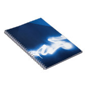 Gespoten graffiti op blauwe metaal notitieboek (Rechterzijde)