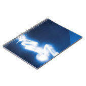 Gespoten graffiti op blauwe metaal notitieboek (Linkerzijde)