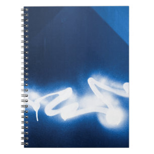 Gespoten graffiti op blauwe metaal notitieboek