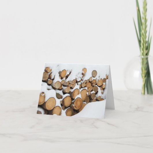Gestapeld hout in de sneeuw feestdagen kaart (Voorkant)