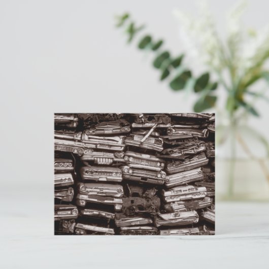 Gestapelde auto's, 1973 briefkaart (Staand voorkant)