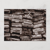 Gestapelde auto's, 1973 briefkaart (Voorkant)