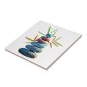 Gestapelde bevroren stenen in balans met bamboebla tegeltje (Zijkant)