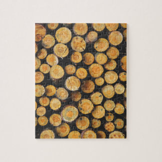 Gestapelde houten boomstammen legpuzzel