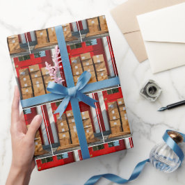 Gestapelde kartonnen dozen door een rode deur cadeaupapier