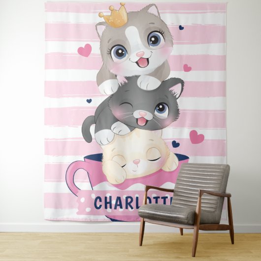 Gestapelde Moppige Cartoonkatten Roze Afgeleid Str Wandkleed (In situ)