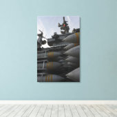 Gestapelde ordnantie klaar om te worden geladen canvas afdruk (Insitu (Houten vloer))