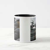 Gestapelde ordnantie klaar om te worden geladen mok (Midden)